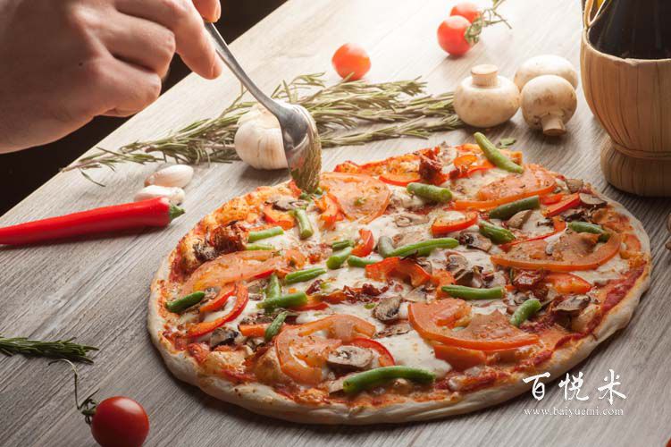 请问披萨是怎么做的,做披萨时需要用哪些食材？